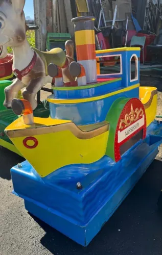 Kid Riders - Brinquedo em fibra com movimentos por fichas