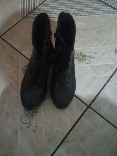 Bota preta de salto