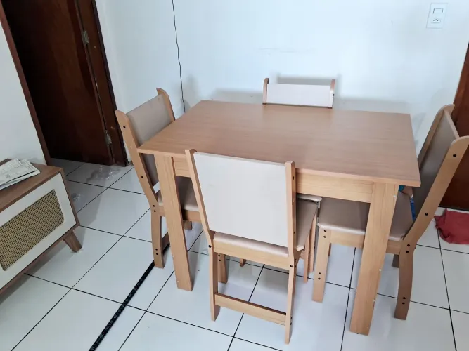 Mesa com 4 cadeiras