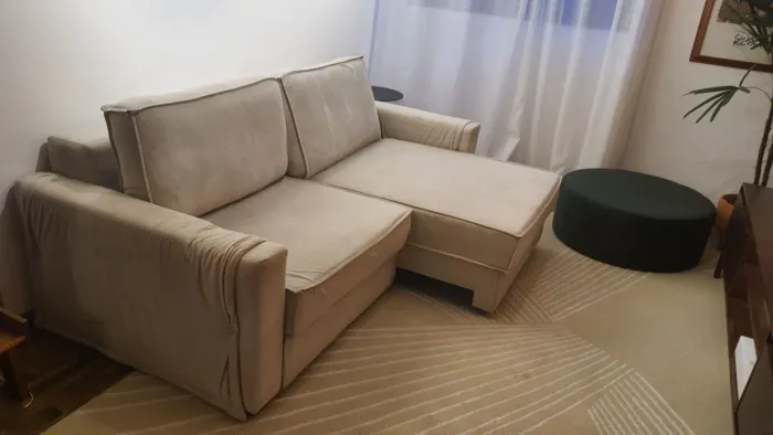 Sofá retrátil em suede bege NCA Home, em ótimo estado