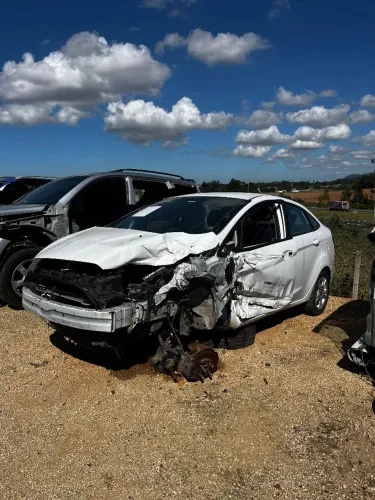 SUCATA FORD NEW FIESTA 2015 PRA VENDA DE PEÇAS 