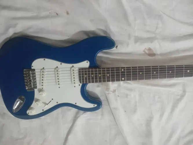 Vendo guitarra stratocaster tagima