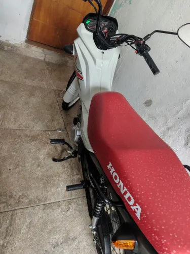 Moto zera,na garantia ainda pela Honda,com chave reserva e manual