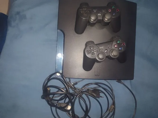 PS3 500 g, Desbloqueado Hen , e atualizando com cabo HDMI e dois controles.