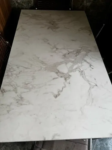Mesa Retangular Marmorizada e 4 Cadeiras Acolchoadas