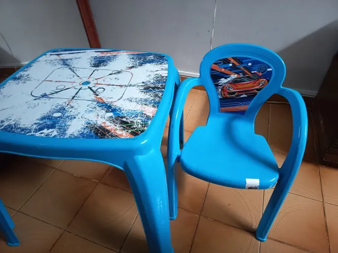 Mesa e cadeira infantil de plástico azul