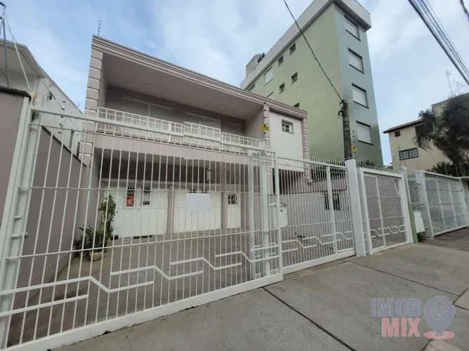 Casa à venda em Porto Alegre, bairro Jardim São Pedro.