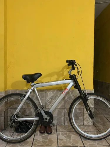 Bicicleta aro 26 com amortecedor quadro em alumínio