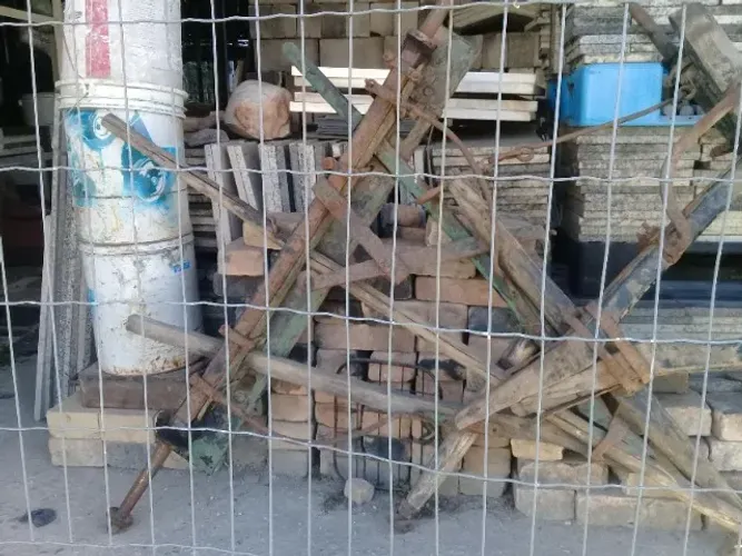 carroça antiga carroção antigo eixo tenho 2 eixos cada um por 290,00