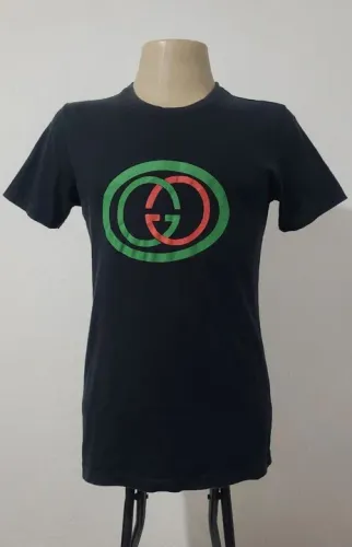 Camisa Preta da Gucci tamanho M bonita, bem confortável, tecido macio.