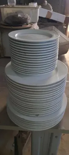 Pratos, lote com 36 peças em porcelana branco Brinox