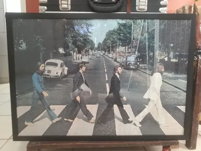 The Beatles - Quebra Cabeça 1000pcs com moldura é vidro.