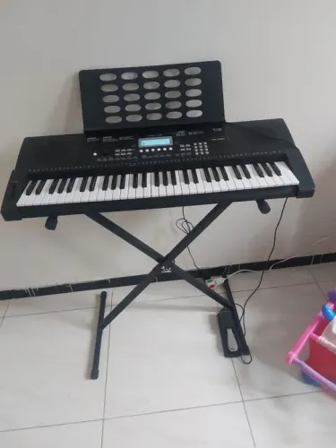 Teclado Musical com Suporte e Pedal