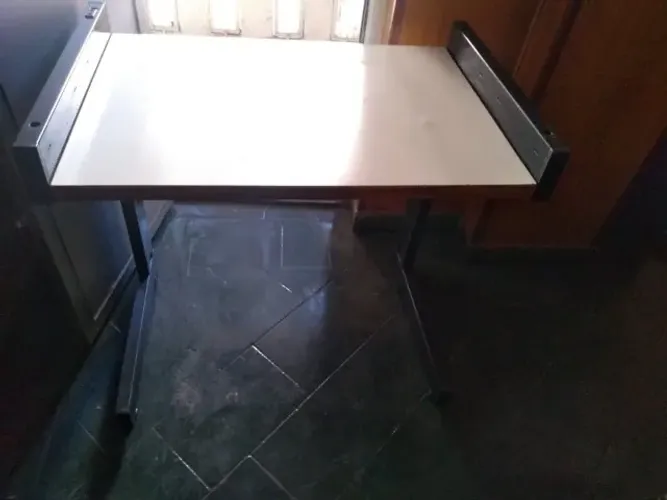 Mesa de Apoio Escrivaninha com base em Metal - 76 x 50 x 72