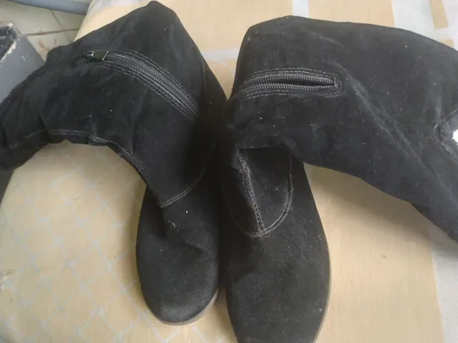 Bota de cano alto preta em camurça
