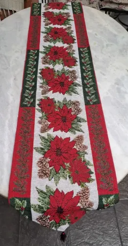 Caminho de Mesa Natalino em Tecido - Flores Vermelhas