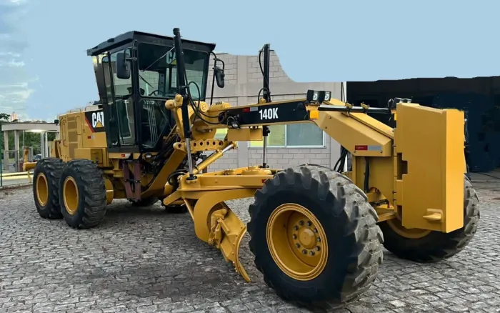 Motoniveladora Caterpillar 140K ano 2019 com média de 6000 horas, em MG