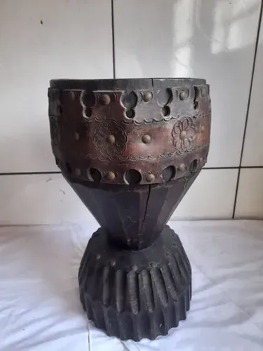 Pilão antigo de madeira, artesanal entalhado sem socador