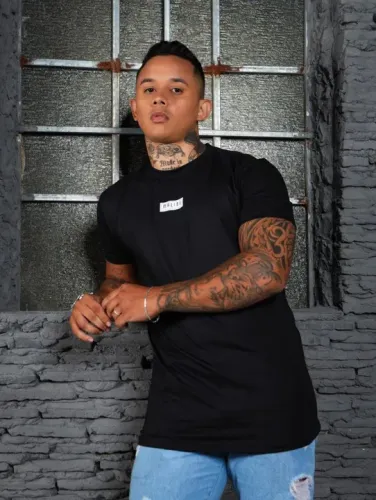 Camiseta Preta Longa Masculina alto padrão de conforto e muita qualidade 