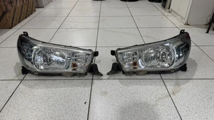 Farol Hilux 2016 a 2018 Par original