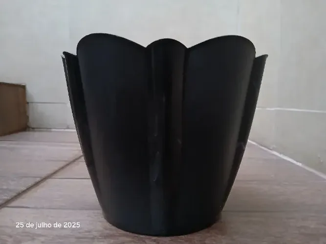 Cachepot plástico preto médio