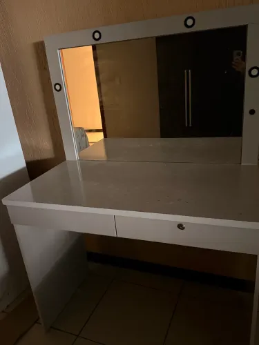 Penteadeira com gavetas e lâmpadas