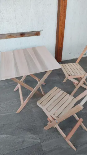 Conjunto mesa de 70x70 dobrável e 2 cadeiras
