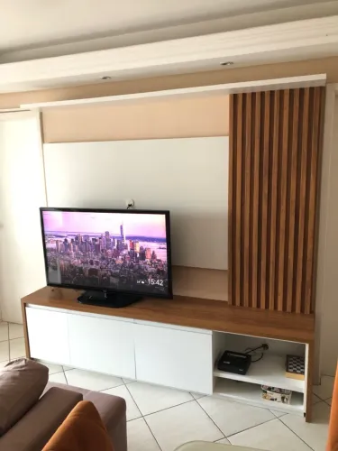 Painel de TV Moderno com Detalhes em Madeira