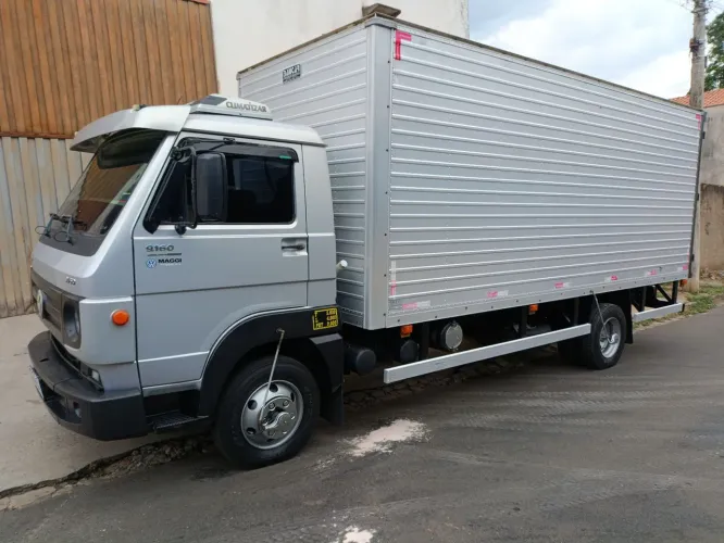 Caminhão VW 9.160 ano 2013 único dono baú