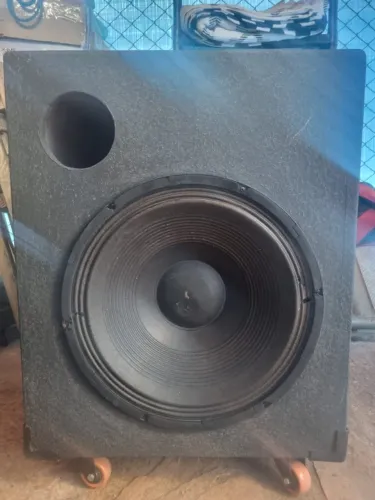 Caixa de Grave - Subwoofer 15 pol - 500 W c/ rodinhas e suporte