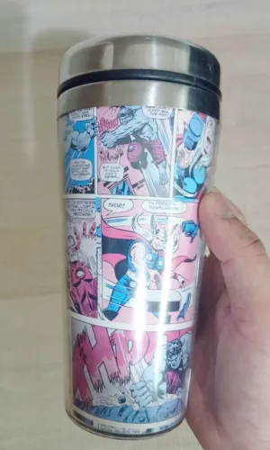Copo Térmico de alumínio,com quadrinhos dos vingadores em inglês.