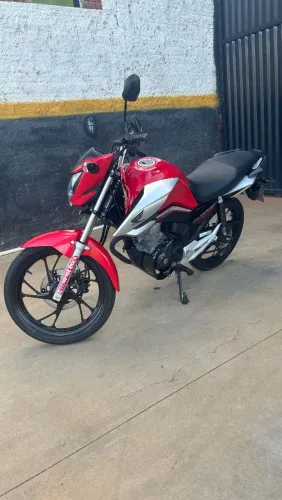 Titan 160 2023 em estado de zera.