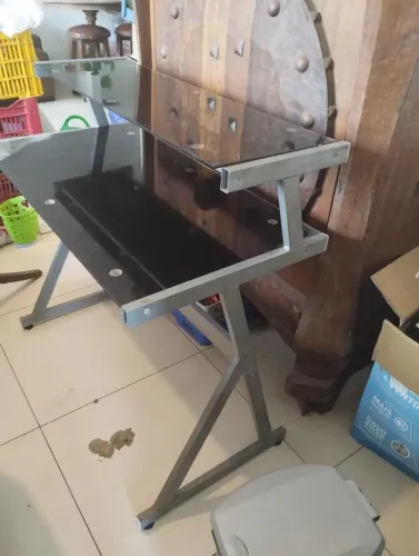 Escrivaninha em vidro em  2 alturas 