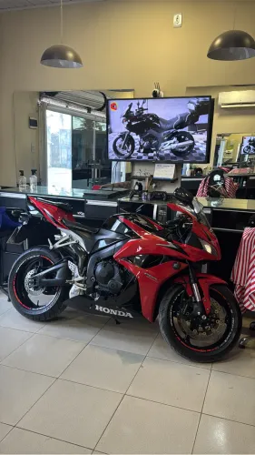Cbr600rr com apenas 32 mil km 