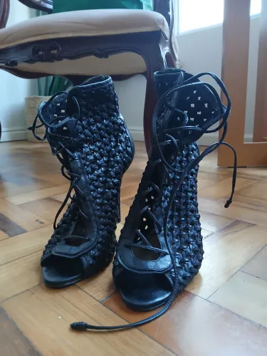 Scarpin preto schutz