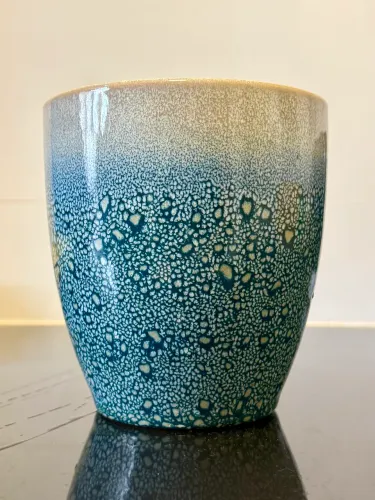 Vaso em cerâmica em degrade de tons de azul 