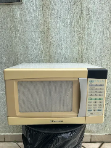 Forno Microondas 28 Litros Eletrolux ME28S usado