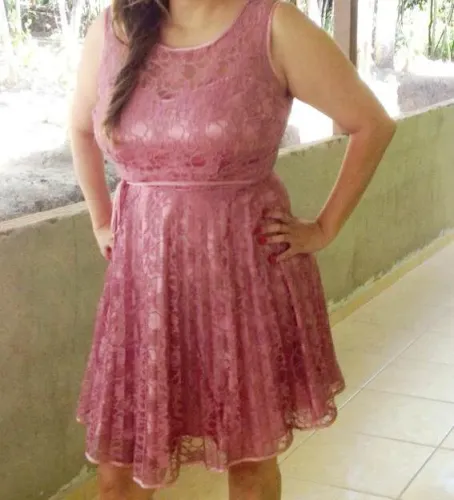 Vestido de renda rosa