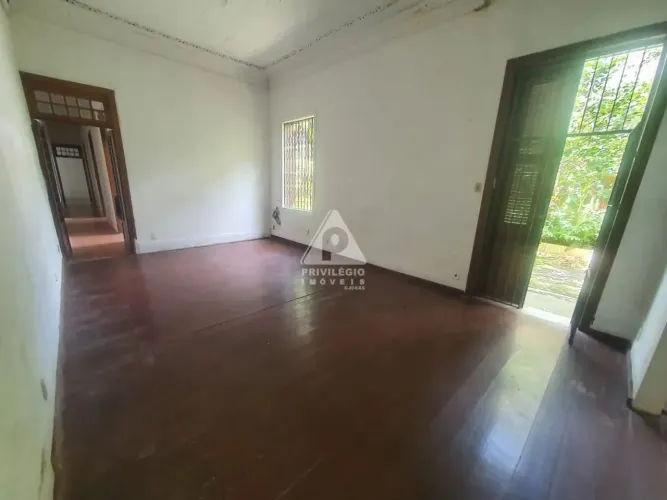 Casa Ampla à Venda em Laranjeiras | 4 Quartos, Área Externa e 6 Vagas