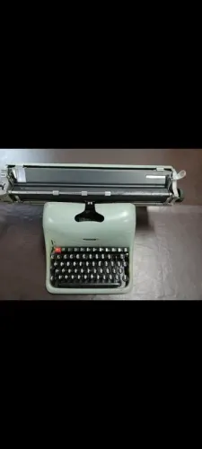 Máquina de escrever Olivetti Lettera 32