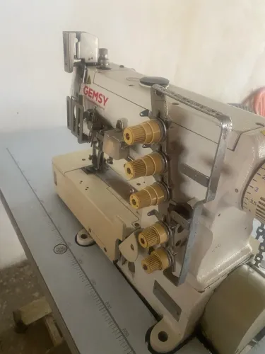 Máquina de Costura Industrial Galoneira Gemsy Bivolt Completa - Pouco Uso