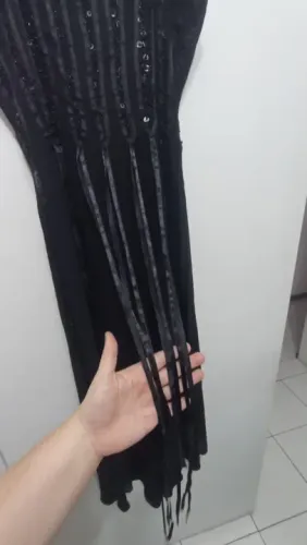 Vestido preto de Chiffon assimétrico, com fitas e bordado com vidrilhos