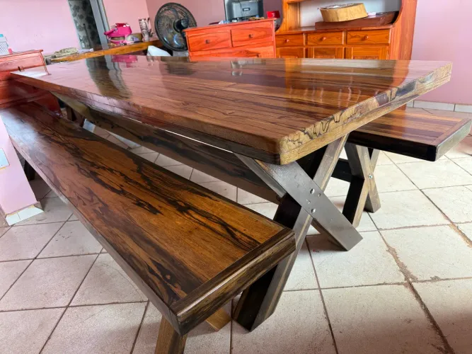 Mesa grande com dois bancos em madeira cinzeiro nova