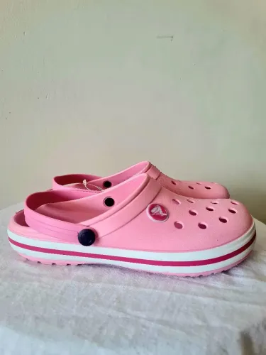Sapato estilo crocs