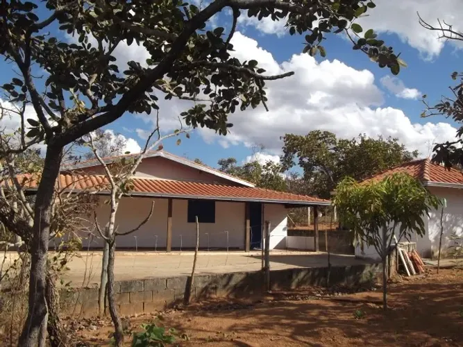 Sitio 1500 m², casa, cisterna, plano, terra fértil, arvores frutíferas, fogão a lenha.