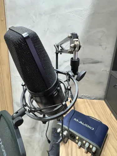 Kit microfone condensador Boyah + placa de áudio+ suporte instalado 