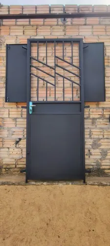 Porta com janelinha 