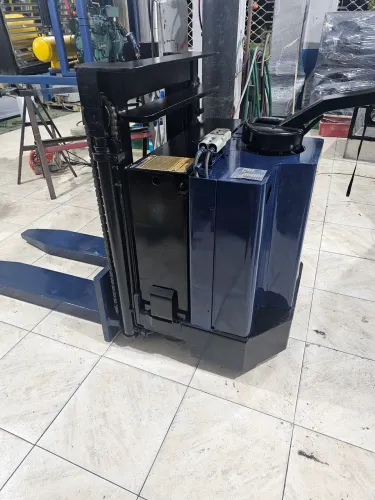 Empilhadeira Paleteira Elétrica - Ótimo Estado nao Aceito oferta