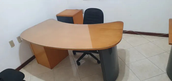 Mesa madeira e proteção com vidro ,  pés  em metal ,1.75 comprimento por 0.77 largura 