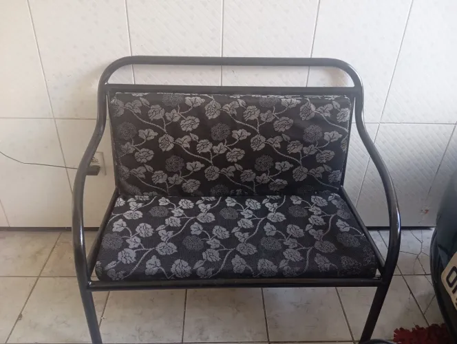 Sofá dois lugares estrutura de ferro